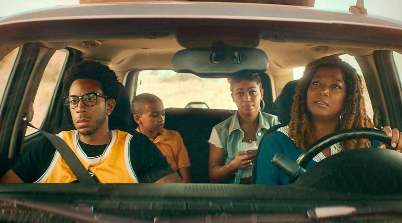 Brenda (Queen Latifah) and her family in Netflix's "End of the Road" (2022)