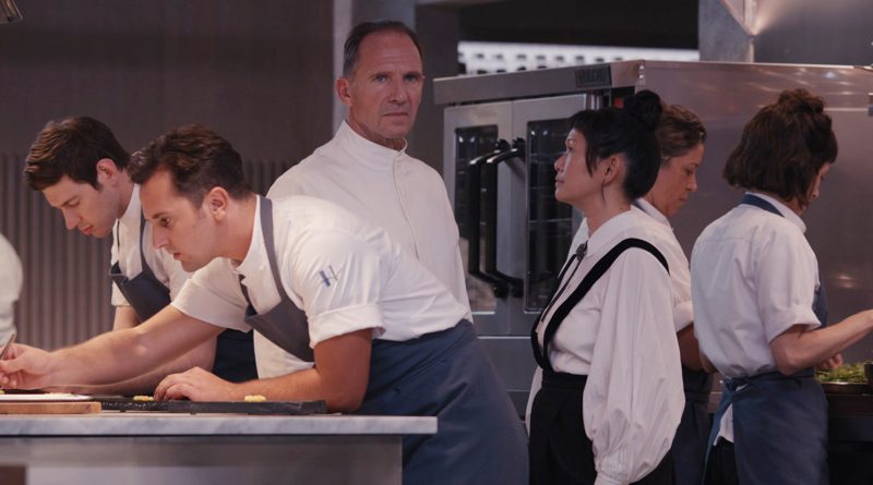 Ralph Fiennes and Hong Chau in "The Menu" (2022)